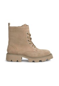 Stivali ankle in suede beige con punta arrotondata, lacci frontali e tacco largo. Presentano occhielli in metallo e un’impugnatura sul retro.