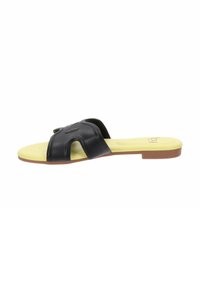 Sandal in gomma nera con due ampi cinturini e una soletta gialla. Suola piatta con un accento marrone. Design semplice, stile open-toe.