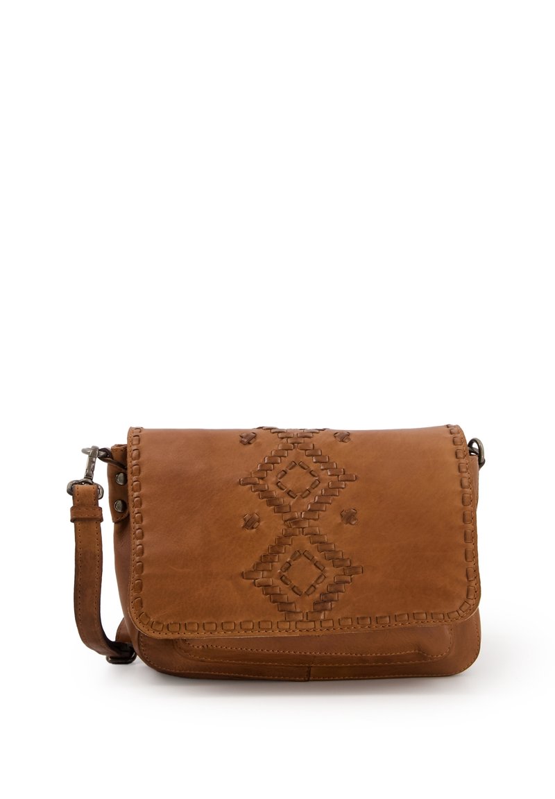 Borsa a tracolla in pelle marrone con motivo a rombi in rilievo, dettagli cuciti sui bordi e una tracolla regolabile. Chiusura a pattina.