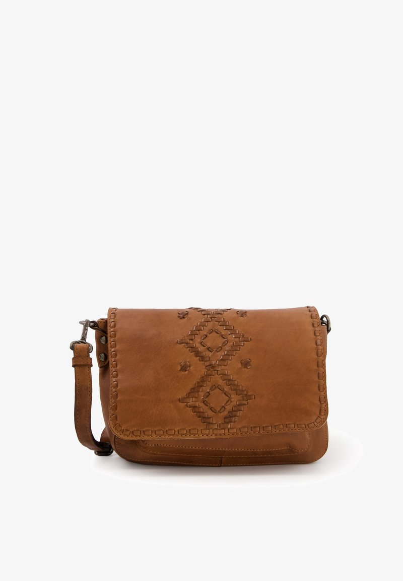Borsa a tracolla in pelle marrone con motivo a rombi in rilievo, dettagli cuciti sui bordi e una tracolla regolabile. Chiusura a pattina.