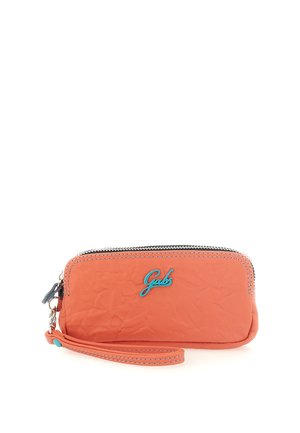 Piccola pochette arancione da polso con logo blu, chiusura a zip e cinturino attaccato con dettaglio a bottone blu.