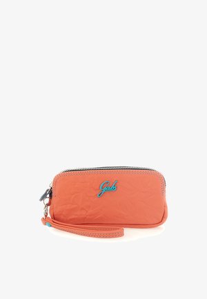Piccola pochette arancione da polso con logo blu, chiusura a zip e cinturino attaccato con dettaglio a bottone blu.