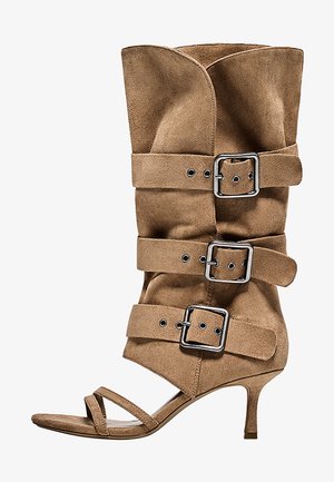 Bershka, HIGH-HEEL WITH BUCKLED TROUSER DETAIL - Sandaler m/ skaft - sand