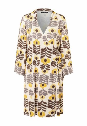 Langärmeliges Wickelkleid mit Kragen, mit gelben und braunen Blumen- und Blattmustern auf cremefarbenem Hintergrund, in der Taille gebunden.