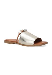 Guld metallisk slide sandal med en åben tå-design, en brun fodseng og en dekorativ spændeaccent på remmen. Flad sål.