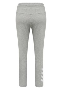 Pantalones deportivos grises con una cintura ajustada, diseño de pierna ceñida y un patr�ón de chevron blanco en la parte inferior de la pierna izquierda. Textura de tela suave.