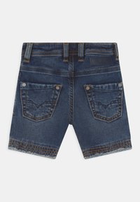 Calções de ganga azuis com um ajuste regular. Apresentam dois bolsos traseiros, costura visível e uma bainha standard. Sem embellishments.