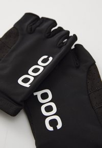 Mustat pyöräilyhanskat, jotka on valmistettu joustavasta materiaalista ja joissa on puolikuitusormiote. Ominaisuuksiin kuuluu hengittävä rakenne ja valkoinen "poc"-logo ranteessa.