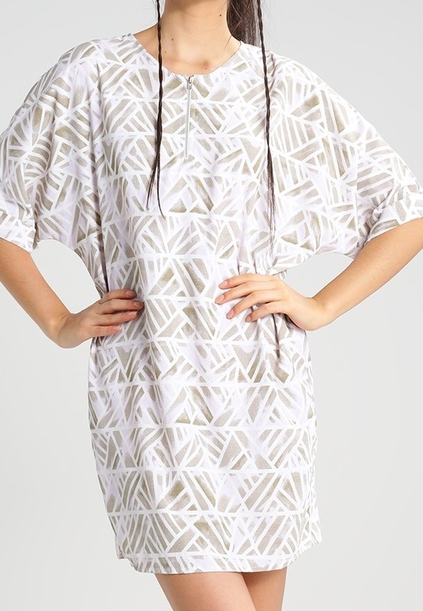 Sukienka krótki rękaw w kolorze białym z geometrycznym beżowym wzorem, z okrągłym dekoltem i pół zamkiem z przodu. Luźny krój.