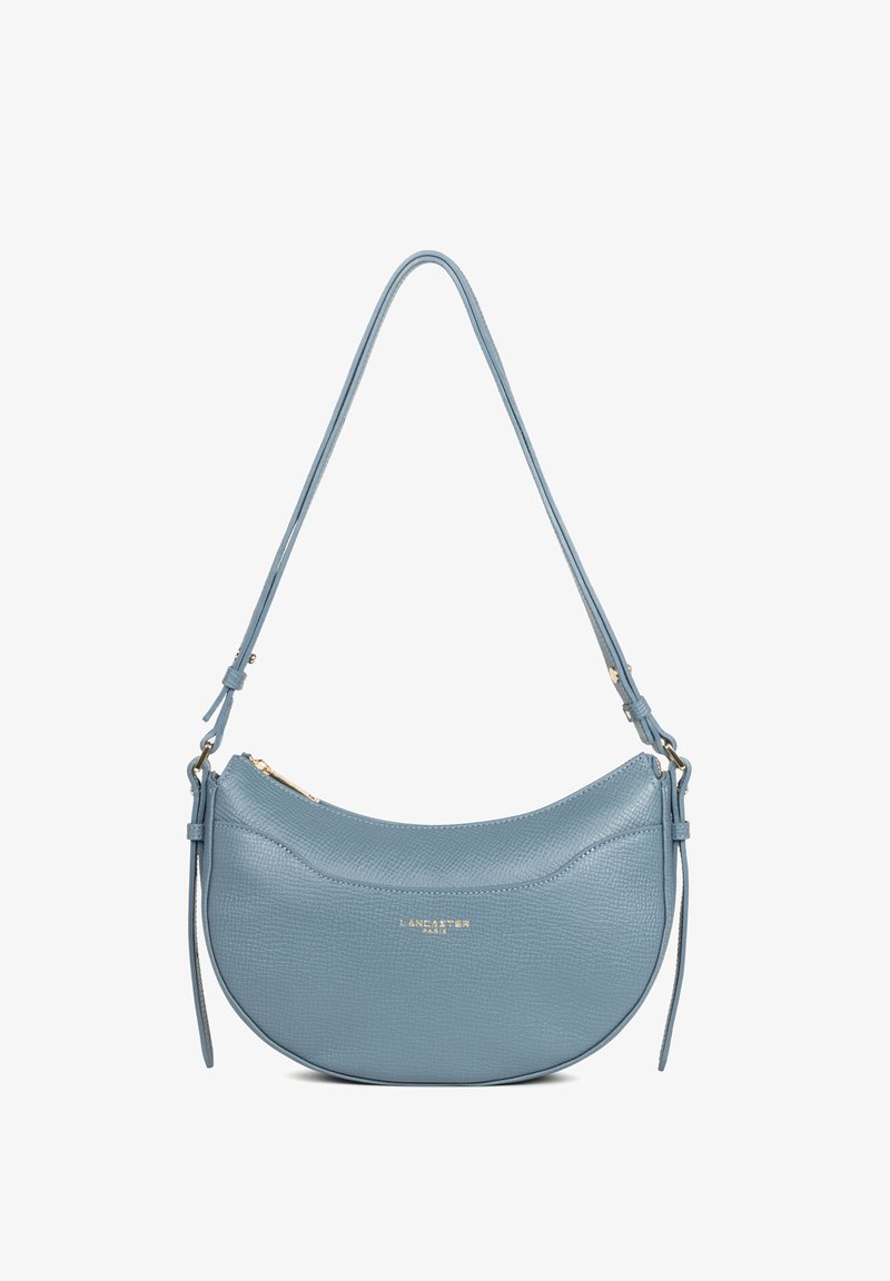 Petit sac à bandoulière en cuir bleu clair en forme de croissant, avec une bandoulière réglable et une fermeture éclair dorée, marqué « Lancaster Paris » en lettres dorées.