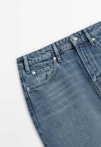 Blå denim jeans med en lätt blekt yta, med knappstängning, bälteslingor och femfickorsdesign.
