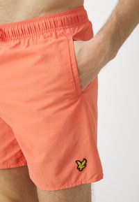 Lyle & Scott SWIM  - Plaukimo šortai - tangerine tango
