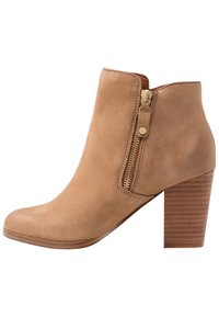 Stivaletto tan in pelle con zip laterale, dotato di tacco in legno impiallacciato e texture liscia.