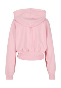 Hoodie corto di colore rosa chiaro con una texture morbida, maniche lunghe e cappuccio; presenta un orlo arricciato per una vestibilità rilassata.