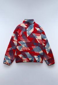 Sudadera de forro polar con patrón en rojo, azul y crema, con un alto cuello, que presenta formas geométricas abstractas y acentos de texto. Ribetes negros en los puños.