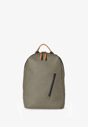 Olivengrüner Rucksack aus strapazierfähigem Material, mit einem oberen Griff, zwei Reißverschlussfächern und einer seitlichen Reißverschlusstasche für zusätzlichen Stauraum.