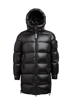 Czarna długa kurtka puchowa z ocieplaną kapturem, zamek błyskawiczny z przodu, boczne kieszenie, paski na nadgarstki z zatrzaskami oraz niebieska łatka na lewej rękawie.