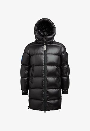 Czarna długa kurtka puchowa z ocieplaną kapturem, zamek błyskawiczny z przodu, boczne kieszenie, paski na nadgarstki z zatrzaskami oraz niebieska łatka na lewej rękawie.