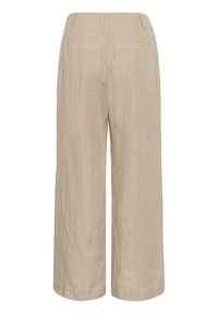 Pantalon beige à jambes larges avec fines rayures verticales, passants de ceinture, et deux poches à l'arrière, vu de dos.