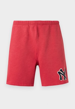 Crvene kratke hlače s elastičnim pojasom i izvezenim logotipom New York Yankees u mornarsko plavoj i bijeloj boji na donjem desnom nožnom dijelu.