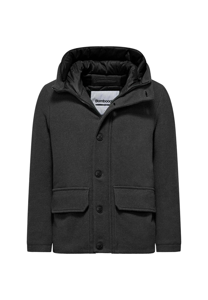 Giubbotto nero isolato con cappuccio, chiusura a bottoni e due tasche frontali. Tessuto strutturato con motivo cucito. Rivestimento visibile all'interno.