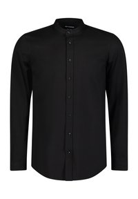 Camisa negra de manga larga con cuello de banda, con corte recto, botones en el frente y una textura sutil. Hecha de una tela suave.