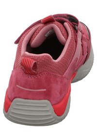 Rosa Sportschuh mit einem strukturierten Wildleder- und Mesh-Obermaterial, grauer Gummisohle, Klettverschluss und einer Zuglasche an der Ferse für einfaches Anziehen.