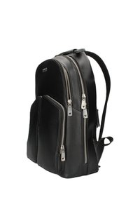 Zaino in pelle nera con due tasche frontali con zip e doppie zip. Texture liscia, schienale imbottito e spallacci regolabili.