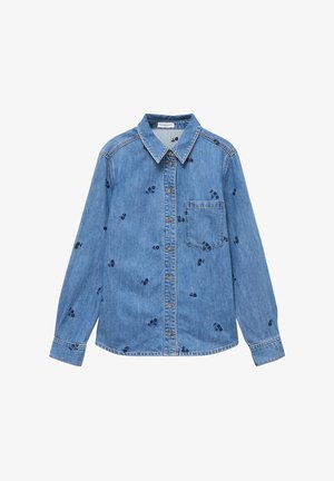 Niebieska, dżinsowa koszula z długim rękawem, zapinana z przodu na guziki, z kieszenią na piersi, kołnierzykiem oraz małymi, ciemnymi haftowanymi wzorami kwiatowymi rozsianymi po całej tkaninie.