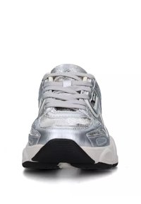 Sneaker argento con tomaia sintetica testurizzata, lacci grigi, linguetta imbottita e suola in gomma nera. Punta arrotondata e design di supporto.