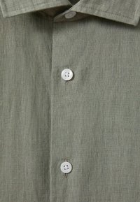 Reiss REGULAR FIT - HOLIDAY BUTTON-THROUGH - Cămașă - pistachio