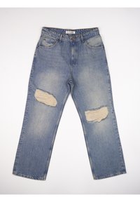 Světlé modré džíny z denimu s volnějším střihem, s dvěma velkými opranými skvrnami a standardním pasem. Na štítku je nápis "2Y STUDIOS."