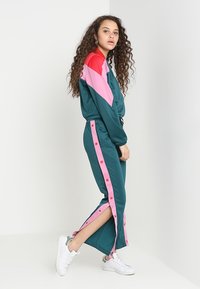 Urban Classics LADIES 3 TONE TRACK JACKET - Bombejakke - jasper/firered/coolpink
