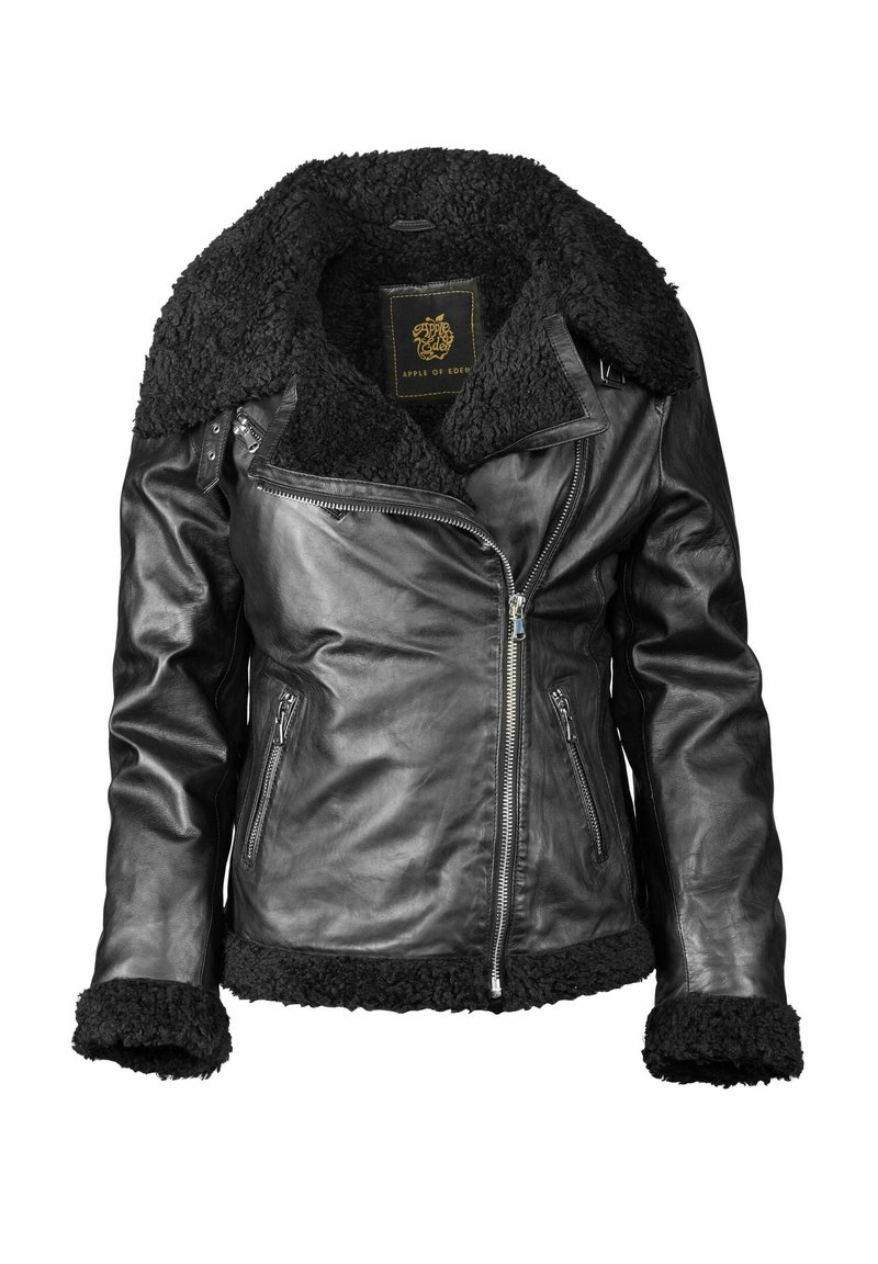 Mustat nahkatakki, jossa on pehmeä ja tekstuuri musta shearling-kaulus ja hihansuut. Varustettu epäsymmetrisellä vetoketjukiinnityksellä ja kahdella etutaskulla.