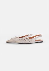 Pantofi slingback cu vârf ascuțit din piele bej deschis, cu accente metalice, având talpă plată și finisaj neted, texturat.