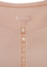 Helles rosa Baumwolltop mit einem Rundhalsausschnitt, ausgestattet mit einer Knopfleiste mit fünf cremefarbenen Knöpfen und dem Logo "VD" in glanzvollem Detail.
