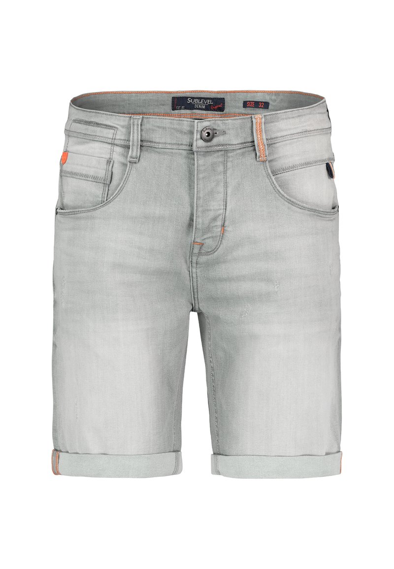 Hellgraue Denim-Shorts mit umgeschlagenen Säumen, orangefarbigen Nähakzenten, Fünf-Pocket-Design und Knopfverschluss. Größe 32 auf dem Etikett angegeben.