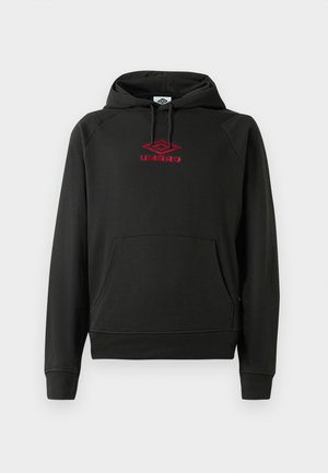 Čierna mikina s dlhým rukávom a kapucňou, má predné vrecko a červené logo Umbro umiestnené na hrudi na bielom pozadí.