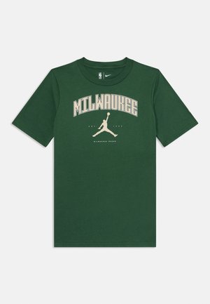 Camiseta verde de manga corta hecha de algodón, con "MILWAUKEE" en color crema sobre un logo de figura saltando, con un diseño de cuello redondo.