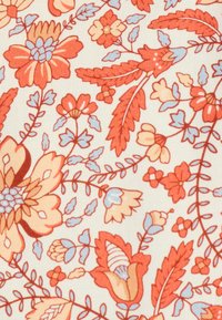 Patroonstof met bloemige ontwerpen in oranje, roze en blauw op een crème achtergrond, met gedetailleerde bladeren en bloesems.