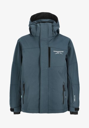 Blaue Softshelljacke mit hohem Kragen, Reißverschlusstaschen, verstellbaren Bündchen und einem Logo auf der Brust. Glatte Textur mit minimaler Detailgestaltung.