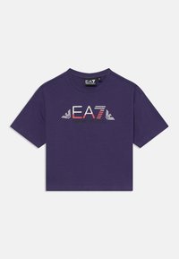 Lila kortärmad t-shirt från EA7 Emporio Armani med rund halsringning och korta ärmar, prydd med en tryckt logotyp i vitt och rött på bröstet.