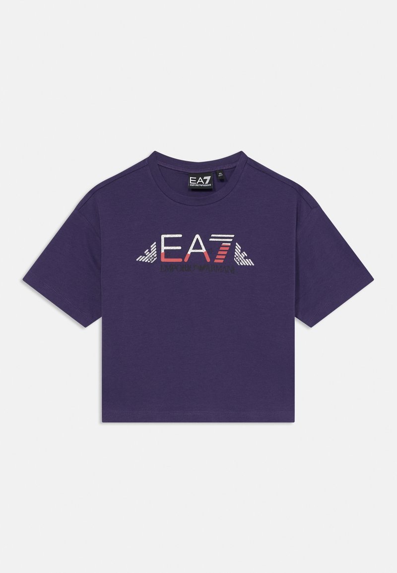 Lila kortärmad t-shirt från EA7 Emporio Armani med rund halsringning och korta ärmar, prydd med en tryckt logotyp i vitt och rött på bröstet.