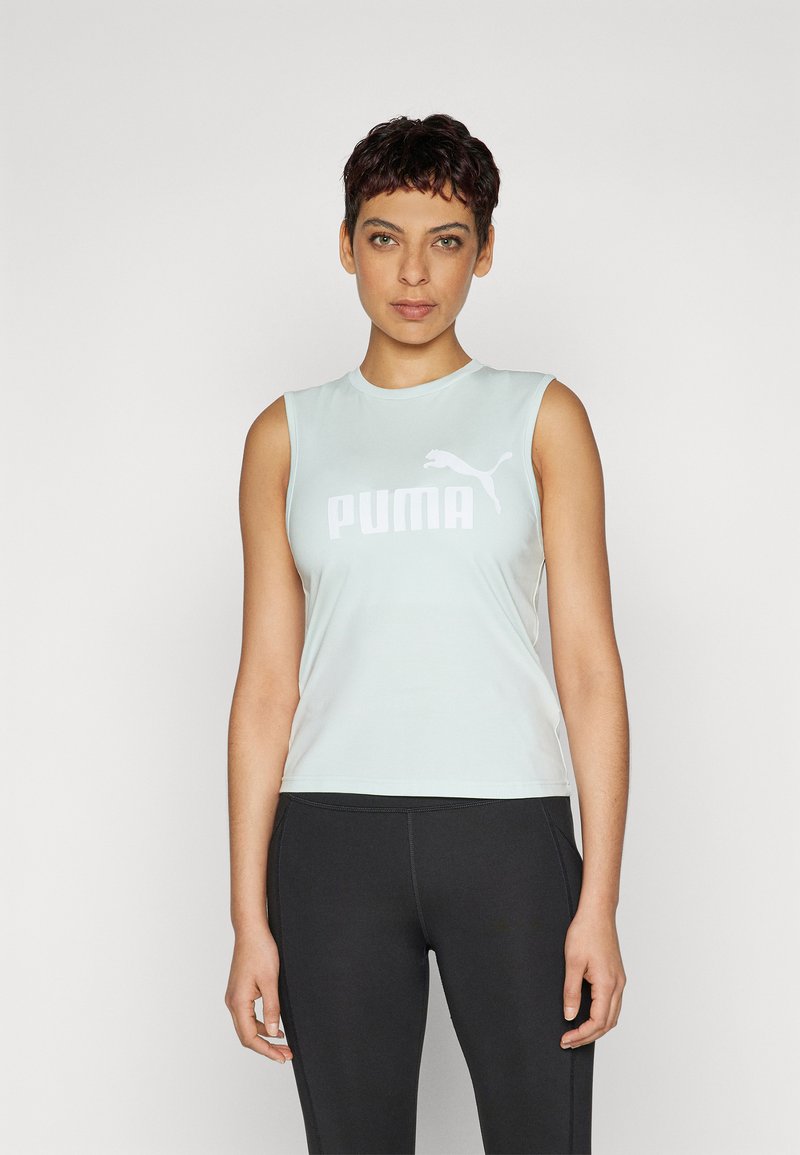Svetlo modra brezrokavna športna majica z belim logotipom "PUMA" in silhueto pume. Gladka, lahka tkanina, okrogli izrez in prilegajoč oblik.
