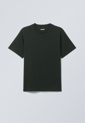 Tricou negru cu mânecă scurtă, fabricat din bumbac, cu guler rotund. Prezintă o croială lejeră și un branding minim la guler.