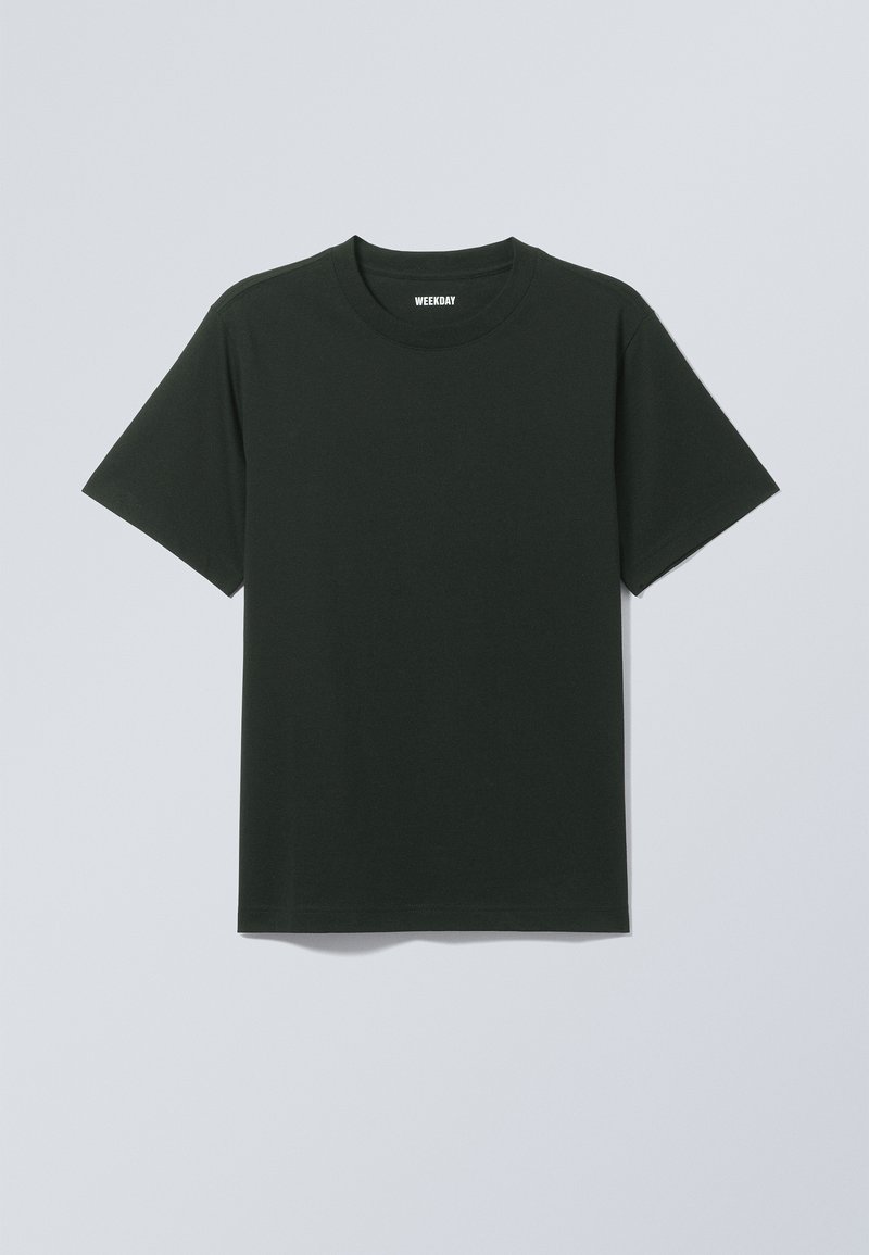 T-shirt preta de manga curta feita de algodão com decote redondo. Apresenta um corte relaxado e uma marcação mínima na gola.