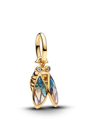 Ciondolo a forma di insetto in oro con ali blu e iridescenti e piccoli occhi di pietre preziose, appeso a un anello liscio in oro.