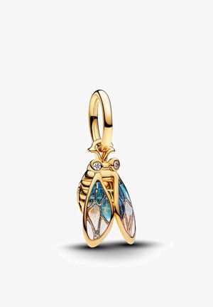 Ciondolo a forma di insetto in oro con ali blu e iridescenti e piccoli occhi di pietre preziose, appeso a un anello liscio in oro.