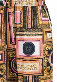 Patronen korte broeken met gouden en roze barokontwerpen op een zwarte achtergrond, met een trekkoord in de taille en een gladde stofstructuur.