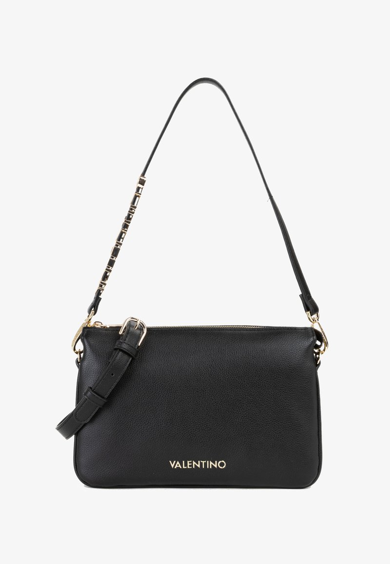 Μαύρη δερμάτινη τσάντα ώμου Valentino με χρυσό λογότυπο, ρυθμιζόμενο λουρί και χρυσή λεπτομέρεια αγκράφας σε λευκό φόντο.